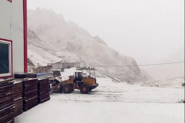 人間四月芳菲盡，山中春雪還復(fù)來(lái)